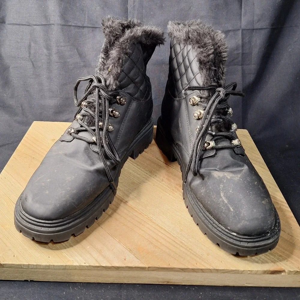Khombu Black Quilted Faux Fur Lined Lace Up Winter Boots Lug Sole Womens size 10